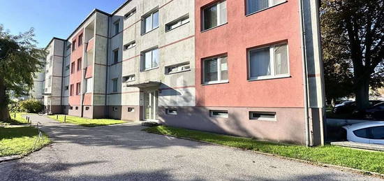 BEIM BAHNHOF MIT WEST LOGGIA, GRÜNBLICK UND PKW STELLPLATZ