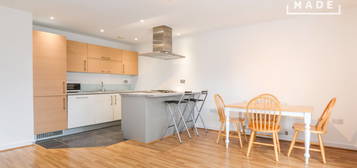 Flat to rent in Merchant Street, Mile End E3