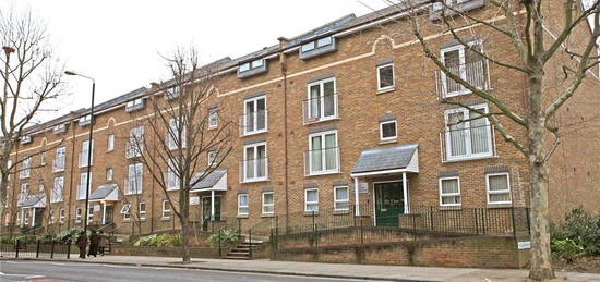 Flat to rent in Verwood Lodge, Manchester Road E14