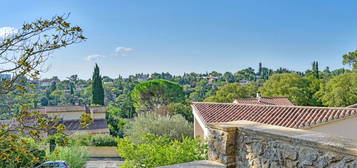 Villa avec vue sur la Tour Magne et ses bureaux indépendants