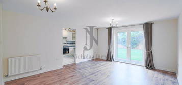 Flat to rent in Woodville Court, Stafford Close, Oakwood N14