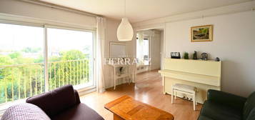 Appartement Familial aux Chartrons : 88m2 avec Balcon, Vue s