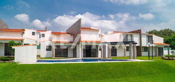 Venta de Casa en  Condominio con Alberca en Tlayacapan, Morelos