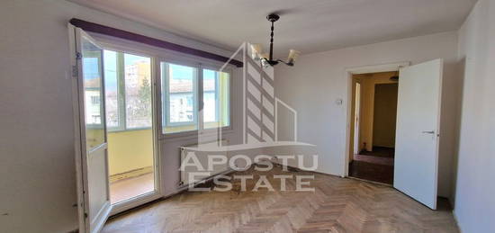 Apartament cu 3 camere, centrala proprie, zona Circumvala...