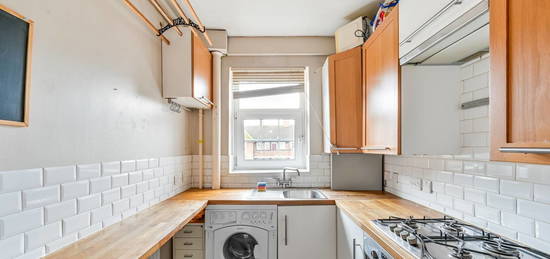 Flat to rent in Lordship Road, Stoke Newington, London N16