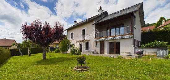 A vendre à Yolet, sur terrain clos et paysagé d'environ 800m², Maison 8 pièces sur deux niveaux, avec double garage