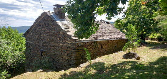 Maison en pierre et lauzes, perchée sur jardin en terrasses