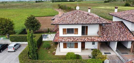 Villa bifamiliare, ottimo stato, 224 m², Centro, Remanzacco