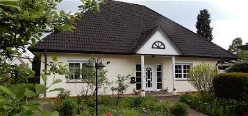 Farge / Rekum - Wilhelm-Brandhorst-Str. - freistehender Walmdachbungalow in rückwärtiger Gartenlage - ca. 206m² Wohnfläche + 42m² Keller 