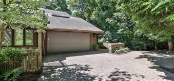 5 Spring Knoll Dr, Mariemont, OH 45227