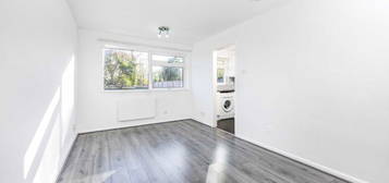 Flat to rent in Park Road, High Barnet, Barnet EN5