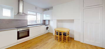 Flat to rent in Bramley Road, London N14