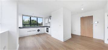 Flat to rent in Shirley Road, Enfield EN2