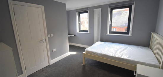 Room to rent in Alexandra Road, Reading RG1