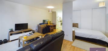 Studio to rent in Holden Avenue, Woodside Park N12