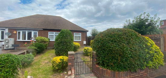 Bungalow to rent in Philip Close, Romford RM7