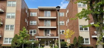 5240 Galitz St Apt 108, Skokie, IL 60077