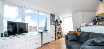 Flat to rent in Dawes Road, London SW6