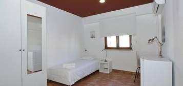 421178 - Quarto com cama de solteiro em...