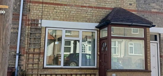 Flat to rent in Argyll Road, Grays RM17