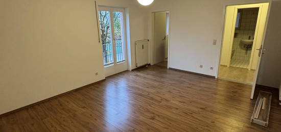 Modernisierte Wohnung mit einem Zimmer und EBK in Ingolstadt