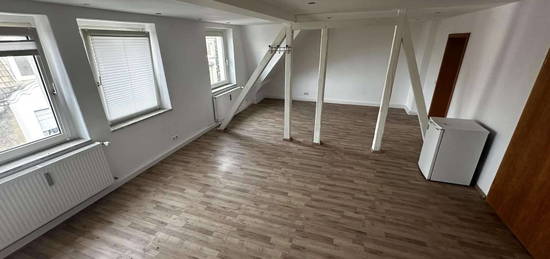 Sehr große 2 Zimmer Wohnung Renoviert mit Küche