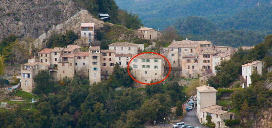 Grande maison dans l'arrière-petit-enfant pays niçois