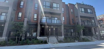 20 - 22 LYTHAM GREEN CIRCLE, Newmarket (Glenway Estates), Ontario