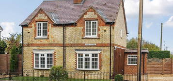 Cottage to rent in Bicester Road, Kingswood HP18