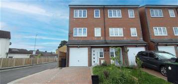 Town house for sale in Wingate Road, Luton LU4