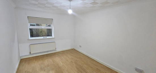 Flat to rent in Heol Aneurin, Caerphilly CF83