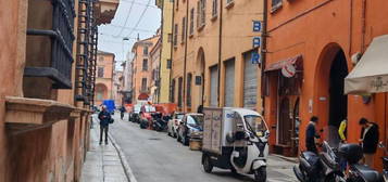 Quadrilocale buono stato, su più livelli, Centro Storico, Bologna