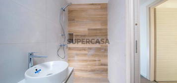 Apartamento T4 de arquitetura moderna junto da cidade, Pombal