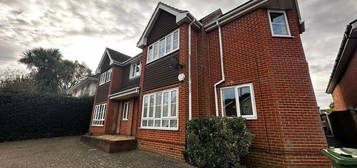 Flat to rent in Botley Road, Park Gate, Southampton SO31