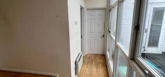 Flat to rent in North End Road, London SW6