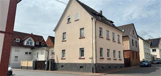 Zwei frisch renovierte, teilsanierte Wohnungen mit Hof in Gambach, 3 ZKB und 1 ZKB (seniorengerecht)