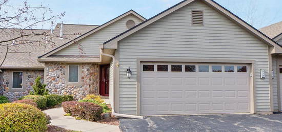 477 Sunset Trl, Hartland, WI 53029