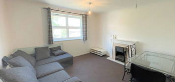 Flat to rent in Botham Drive, Slough SL1