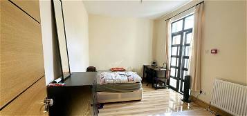 Room to rent in Kensington Gardens, Ilford IG1