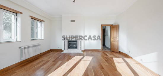 Apartamento T3 com garagem, nas Amoreiras, em Lisboa