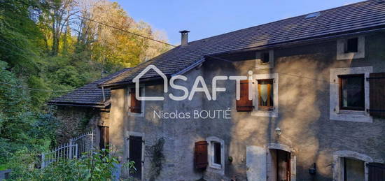 Maison en pierre en bordure de ruisseau