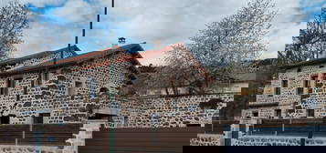 Maison en pierre sur terrain arboré