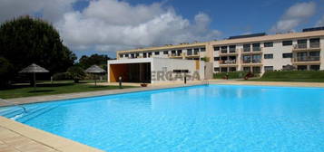 OEIRAS / QTA. FONTE - APARTAMENTO T2 EM CONDOMINIO COM SEG. 24H E PISCINA - GARAGEM