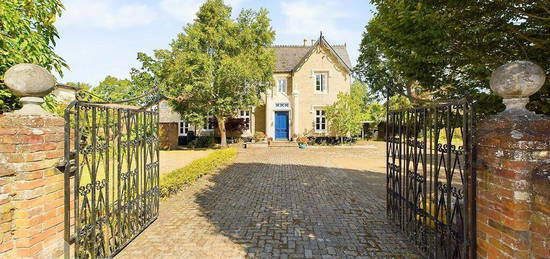 6 bedroom detached house for sale