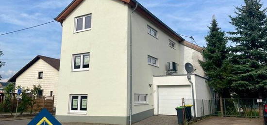 Wohnen und Arbeiten in einem Haus: Hochwertiger Neubau in zentraler Lage von Losheim zu verkaufen