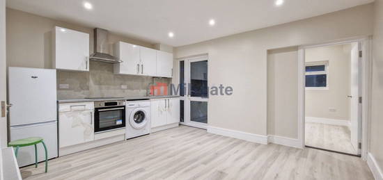 Flat to rent in Glyn Road, London E5