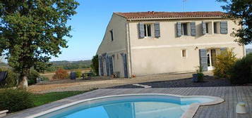 Maison ancienne dans la campagne gersoise