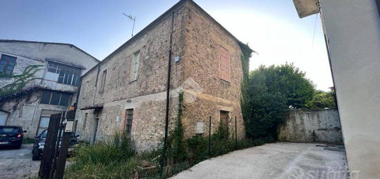 CASA SEMINDIPENDENTE A MONTE SAN GIOVANNI CAMPANO