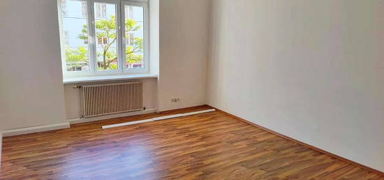 Schöne 2 Zimmer Altbauwohnung mit Balkon