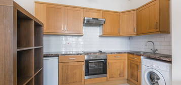 Flat to rent in Muswell Avenue, Muswell Hill, London N10